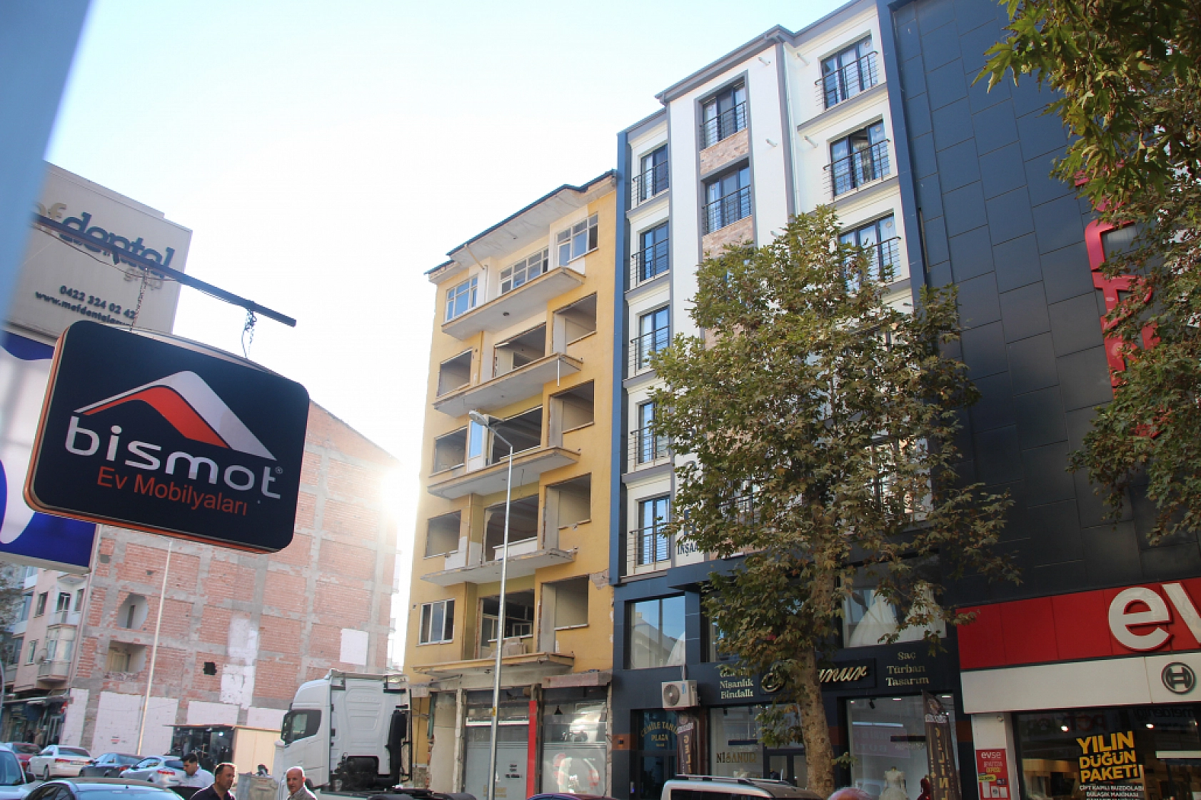 Malatya'da Ağır Hasarlı Binadan Uyarı Çanları!