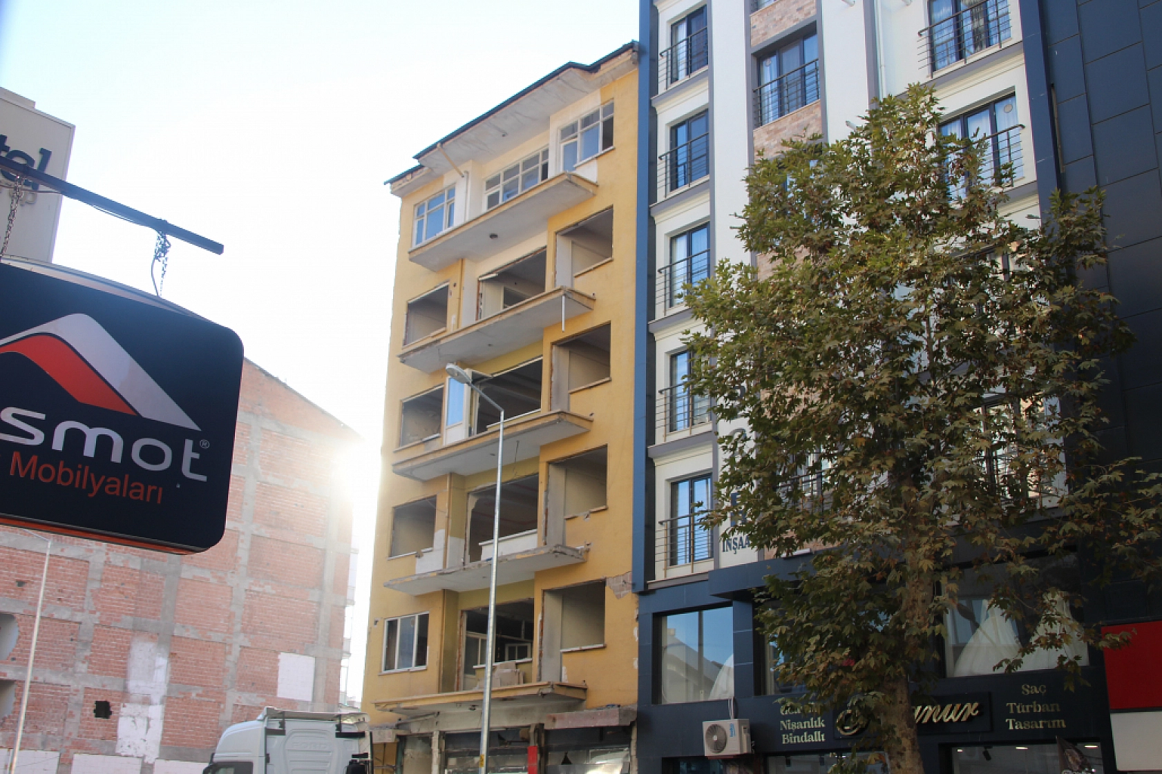 Malatya'da Ağır Hasarlı Binadan Uyarı Çanları!