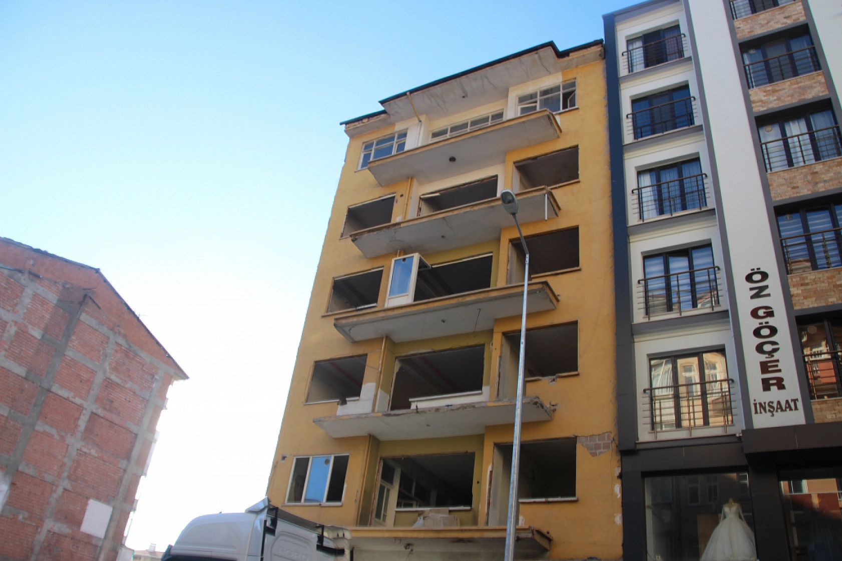 Malatya'da Ağır Hasarlı Binadan Uyarı Çanları!