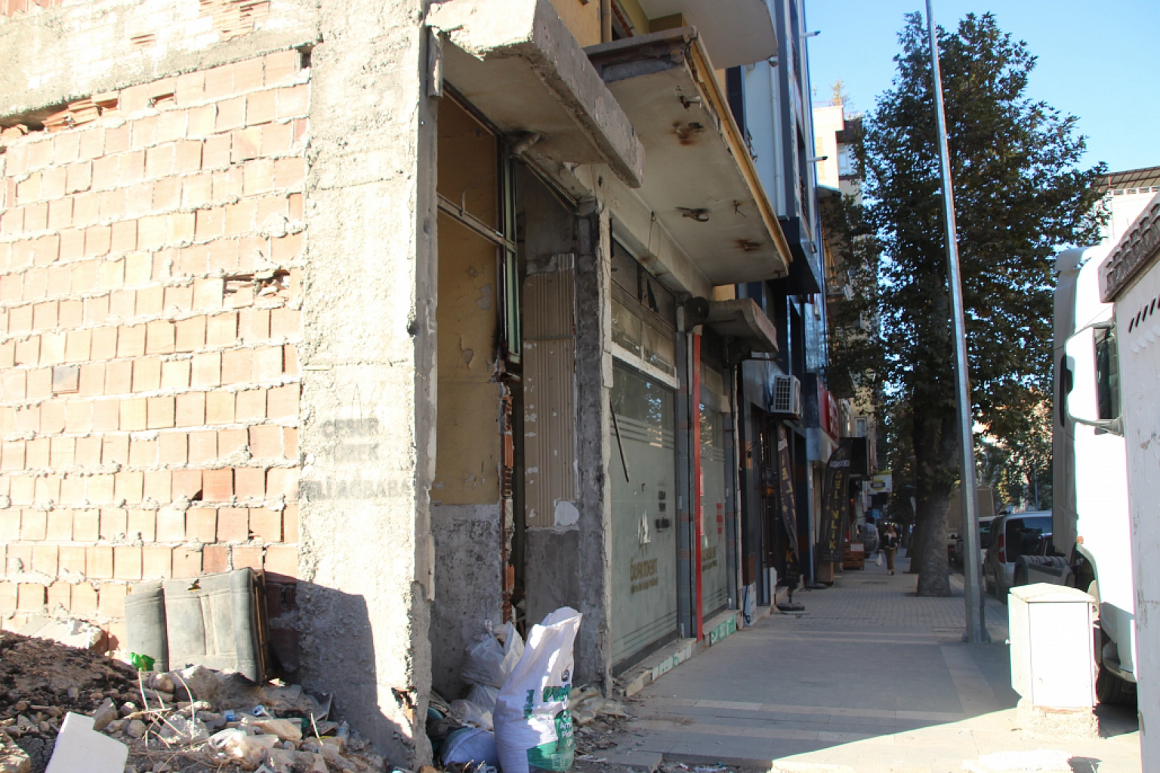 Malatya'da Ağır Hasarlı Binadan Uyarı Çanları!