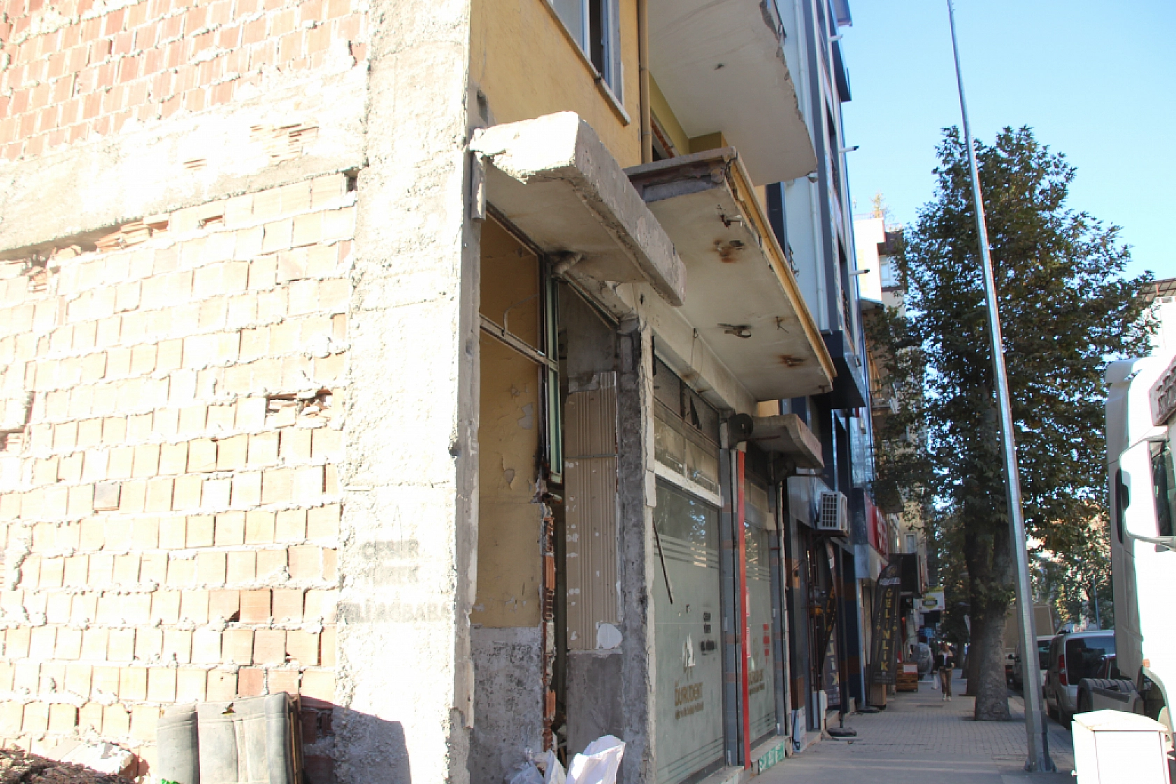 Malatya'da Ağır Hasarlı Binadan Uyarı Çanları!