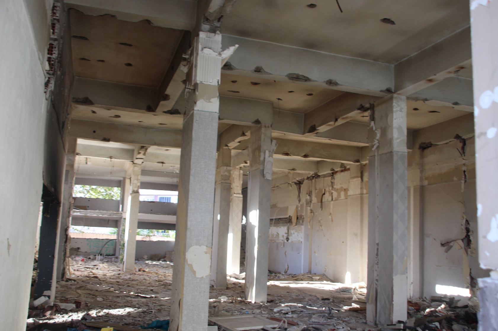 Malatya'da Ağır Hasarlı Binadan Uyarı Çanları!