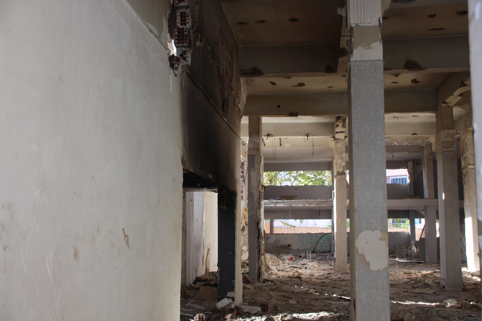 Malatya'da Ağır Hasarlı Binadan Uyarı Çanları!