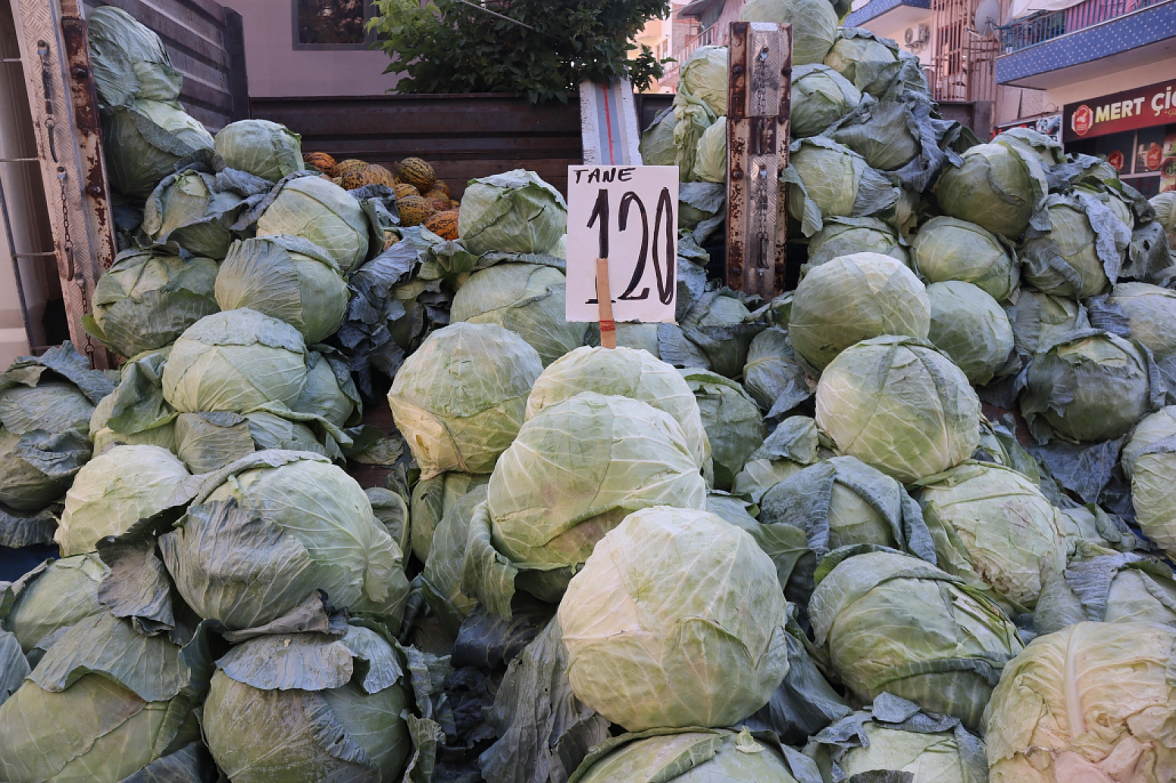 Malatyalılar uygun fiyat peşinde! Pazarda sebze fiyatları yüz güldürdü, meyve tezgâhları yine cep yaktı