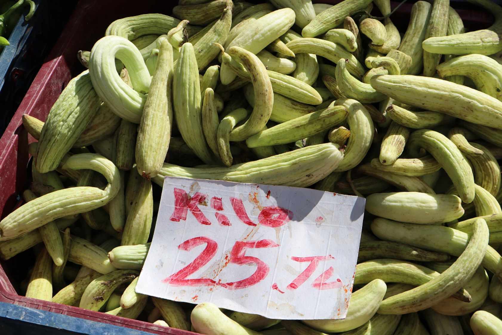 Malatyalılar uygun fiyat peşinde! Pazarda sebze fiyatları yüz güldürdü, meyve tezgâhları yine cep yaktı