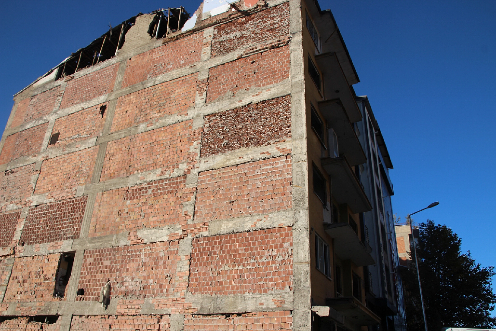 Malatya'da Ağır Hasarlı Binadan Uyarı Çanları!