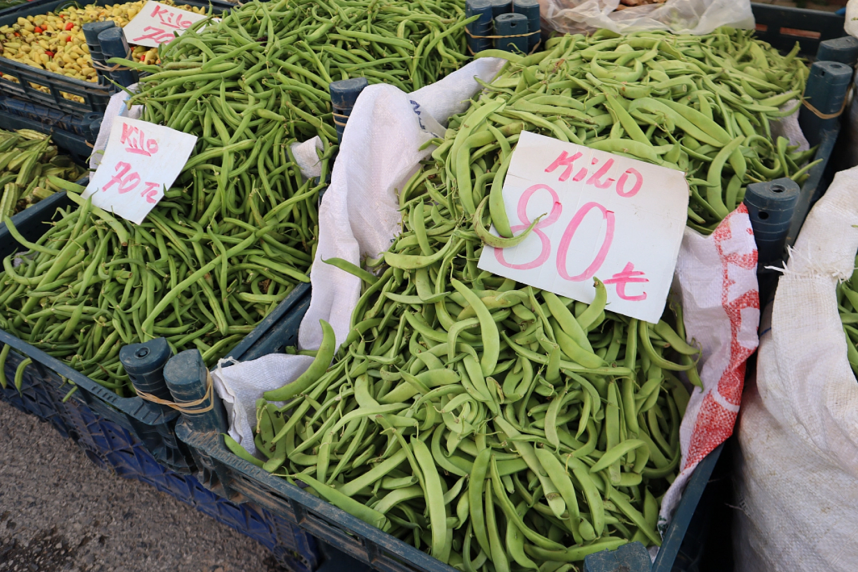 Malatyalılar uygun fiyat peşinde! Pazarda sebze fiyatları yüz güldürdü, meyve tezgâhları yine cep yaktı