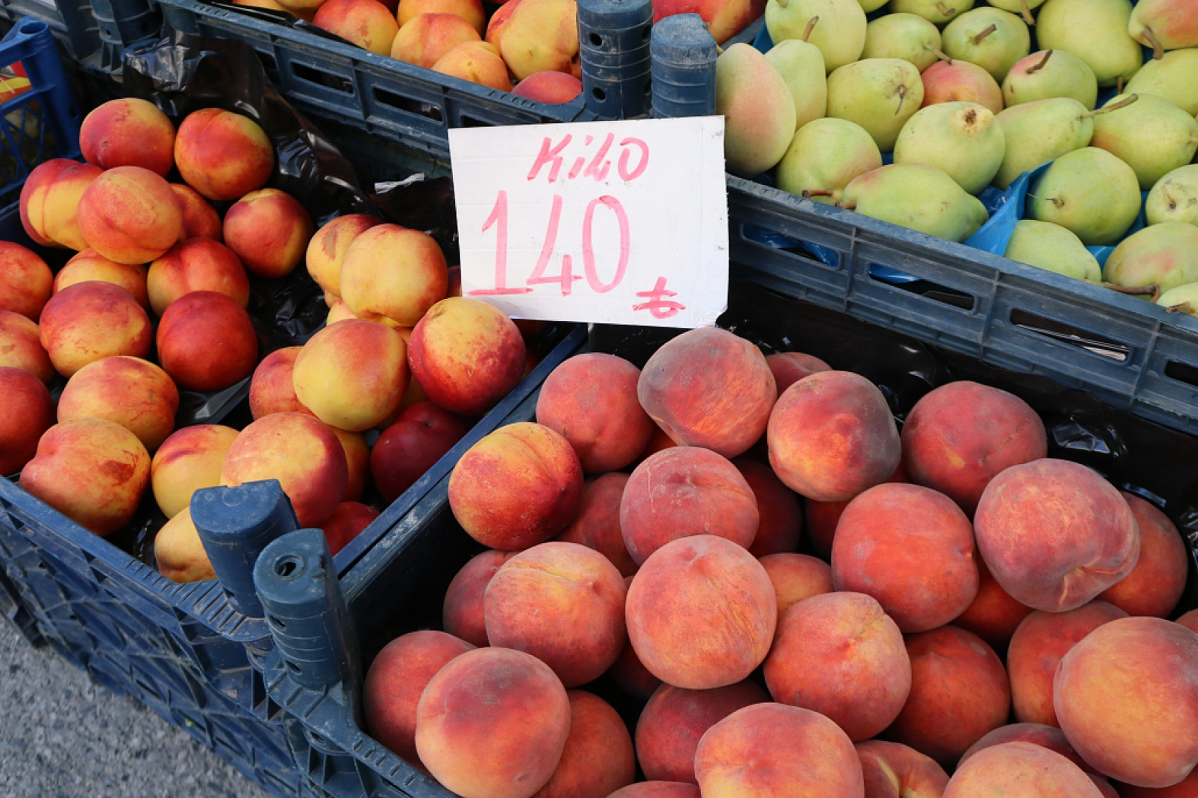 Malatyalılar uygun fiyat peşinde! Pazarda sebze fiyatları yüz güldürdü, meyve tezgâhları yine cep yaktı