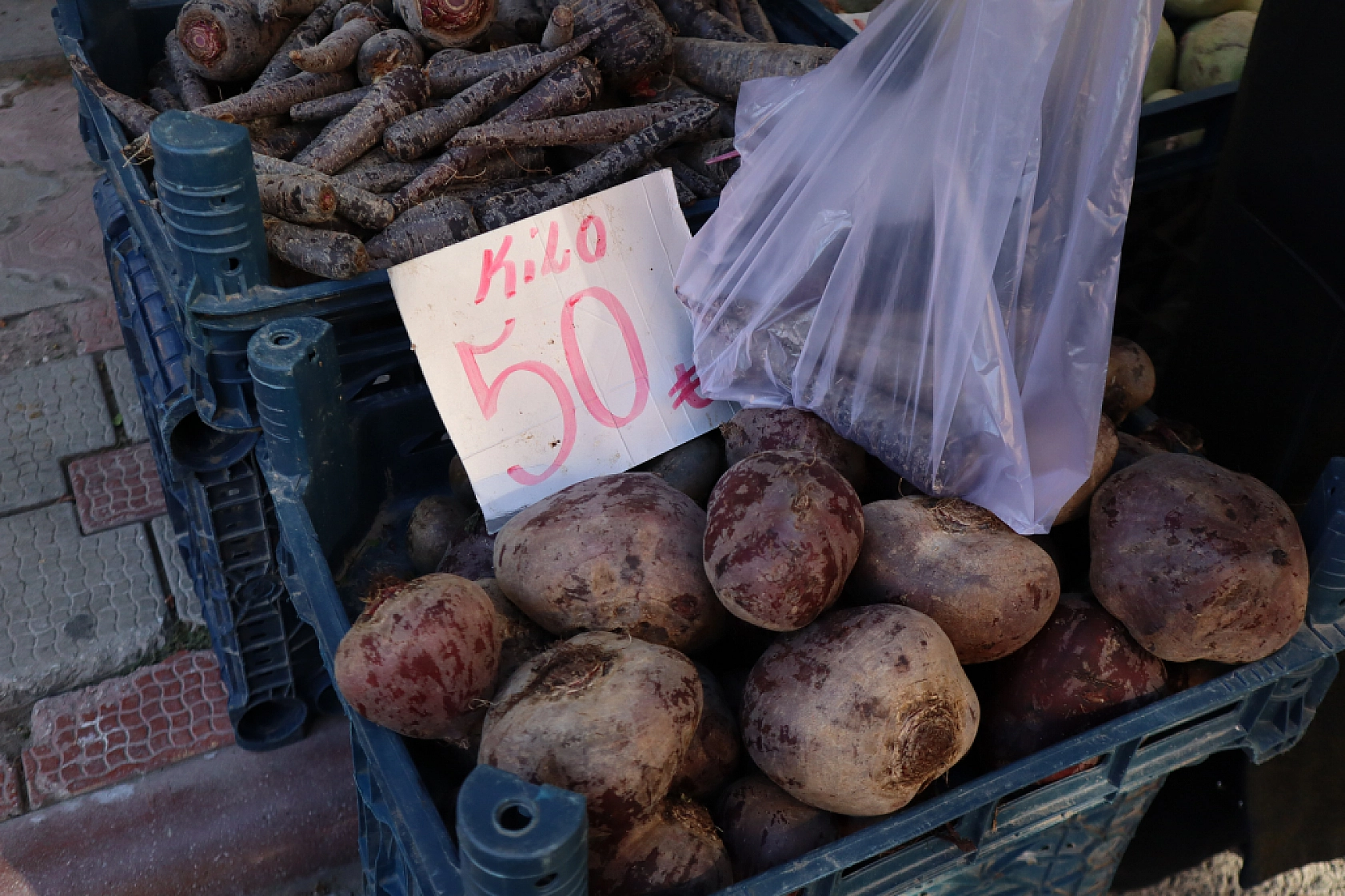 Malatyalılar uygun fiyat peşinde! Pazarda sebze fiyatları yüz güldürdü, meyve tezgâhları yine cep yaktı
