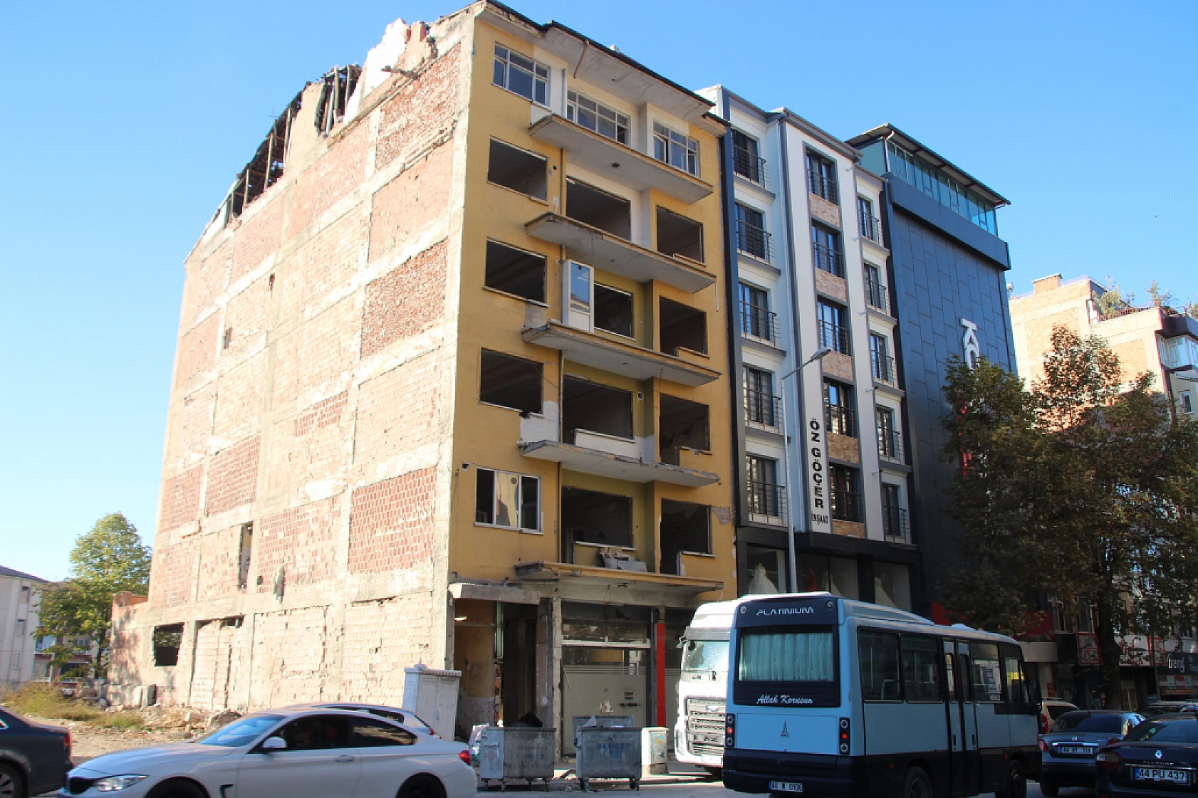 Malatya'da Ağır Hasarlı Binadan Uyarı Çanları!