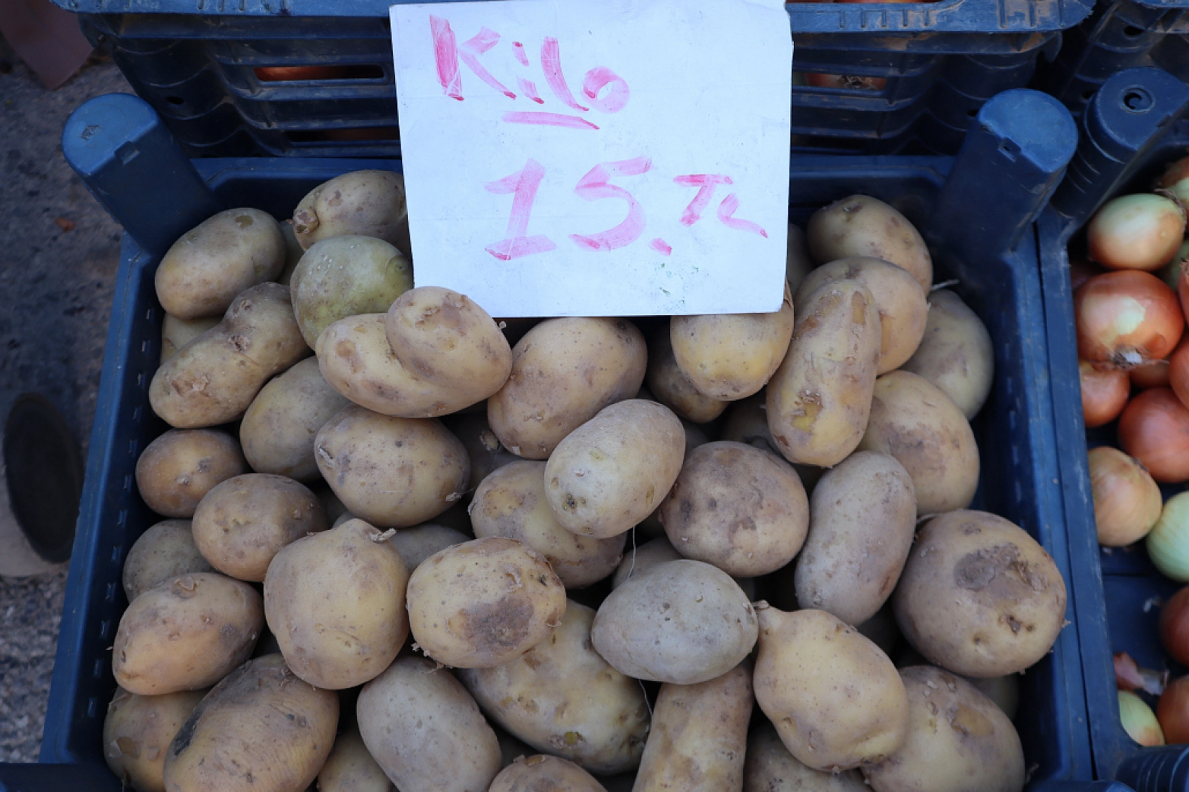 Malatyalılar uygun fiyat peşinde! Pazarda sebze fiyatları yüz güldürdü, meyve tezgâhları yine cep yaktı