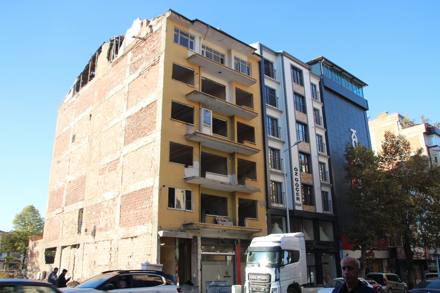 Malatya'da Ağır Hasarlı Binadan Uyarı Çanları!