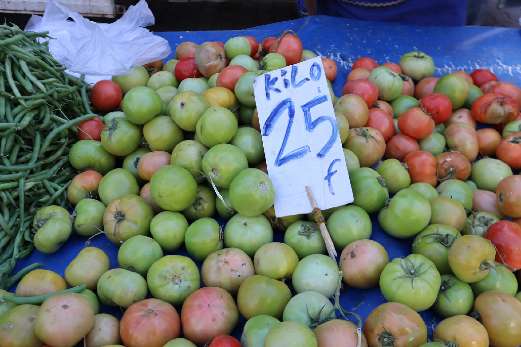 Malatyalılar uygun fiyat peşinde! Pazarda sebze fiyatları yüz güldürdü, meyve tezgâhları yine cep yaktı