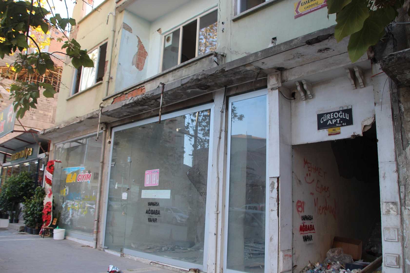 Malatya'da Ağır Hasarlı Binadan Uyarı Çanları!