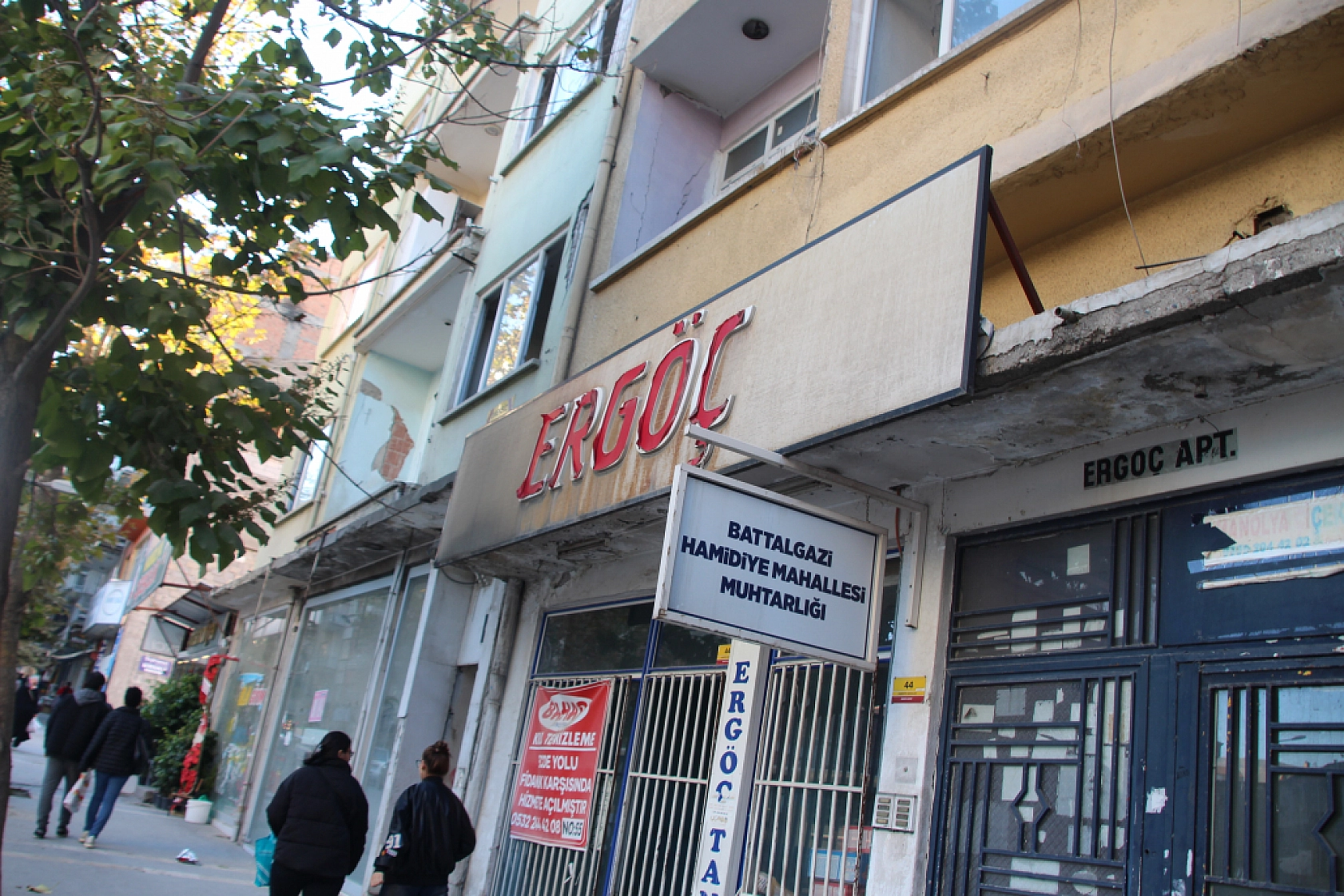 Malatya'da Ağır Hasarlı Binadan Uyarı Çanları!