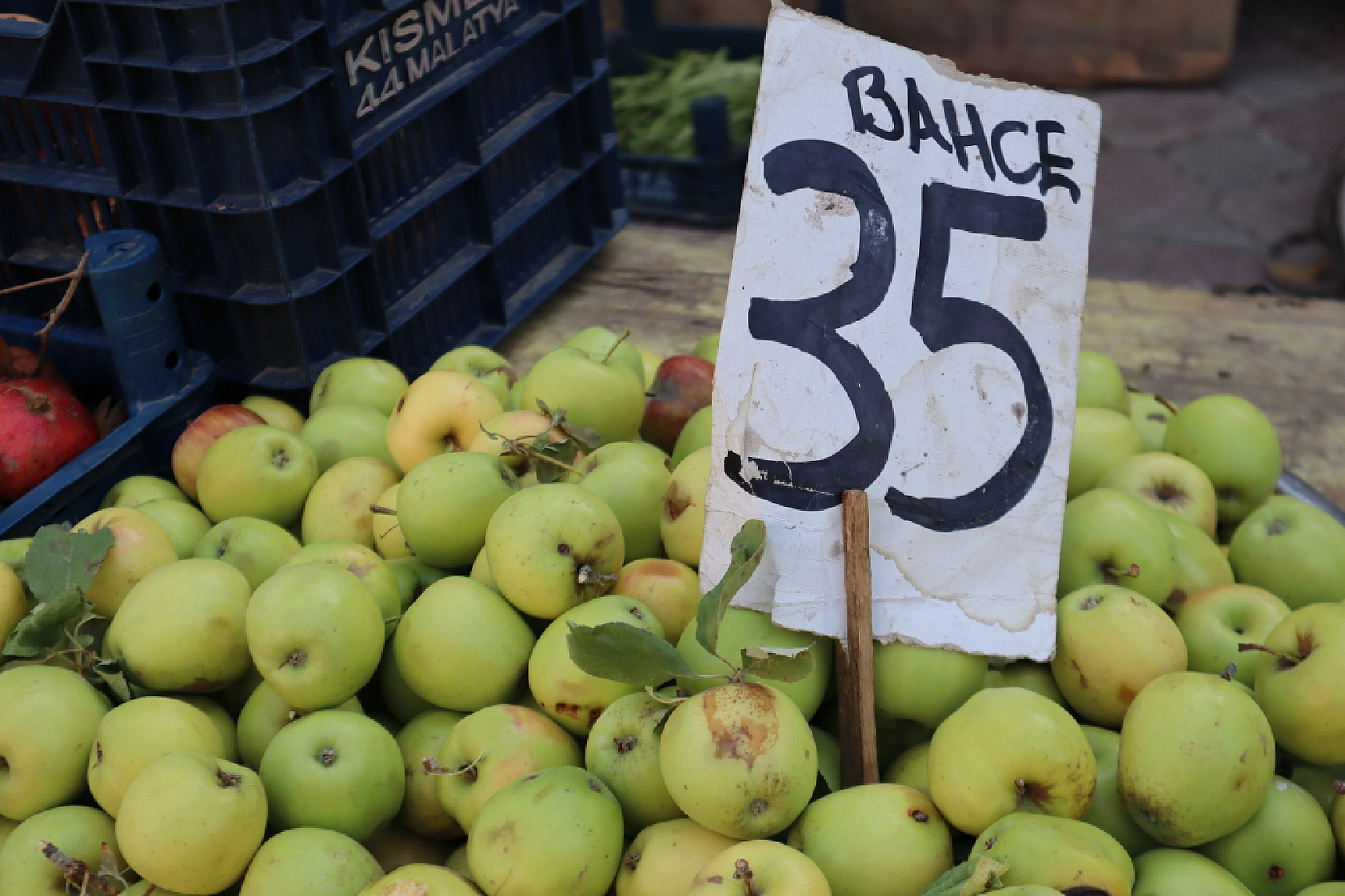 Malatyalılar uygun fiyat peşinde! Pazarda sebze fiyatları yüz güldürdü, meyve tezgâhları yine cep yaktı