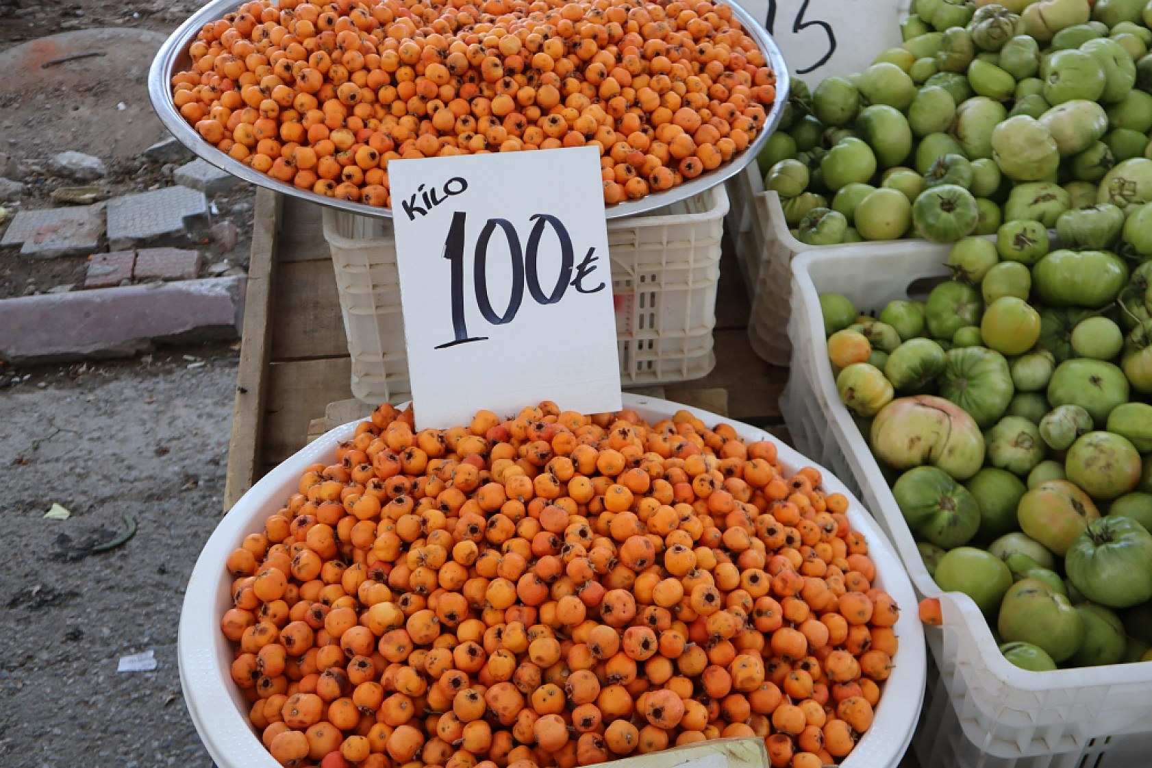 Malatyalılar uygun fiyat peşinde! Pazarda sebze fiyatları yüz güldürdü, meyve tezgâhları yine cep yaktı