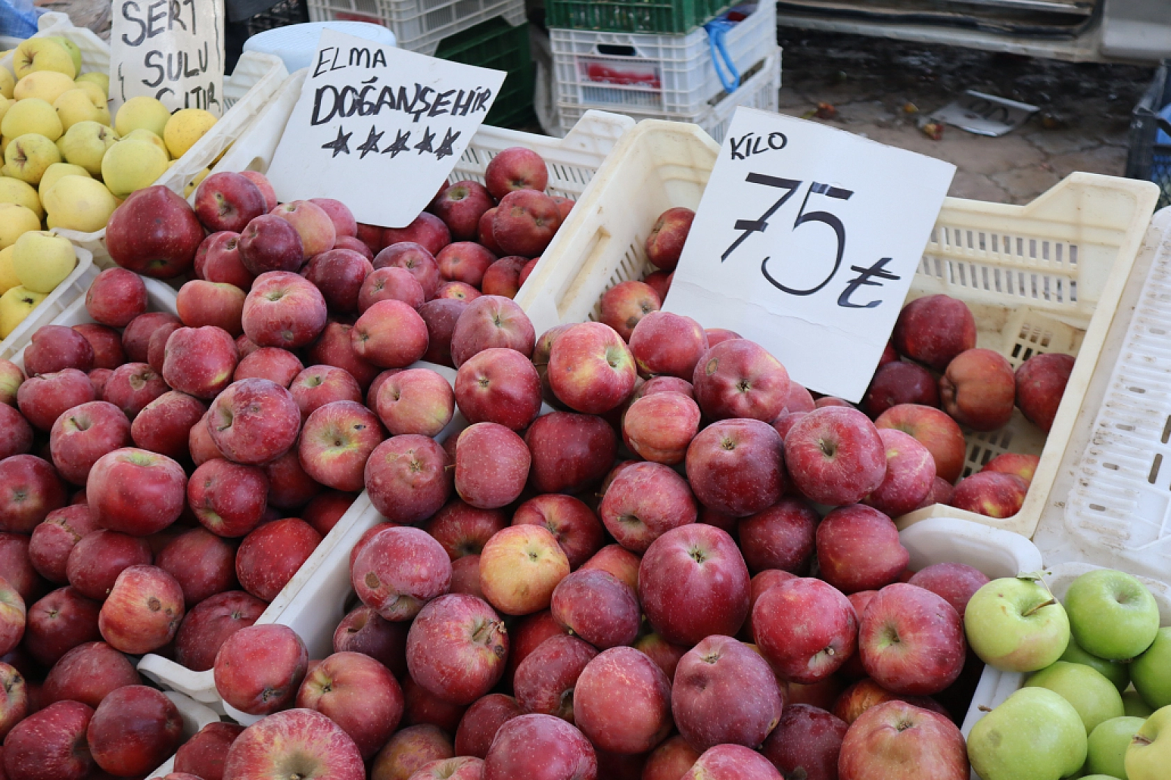 Malatyalılar uygun fiyat peşinde! Pazarda sebze fiyatları yüz güldürdü, meyve tezgâhları yine cep yaktı