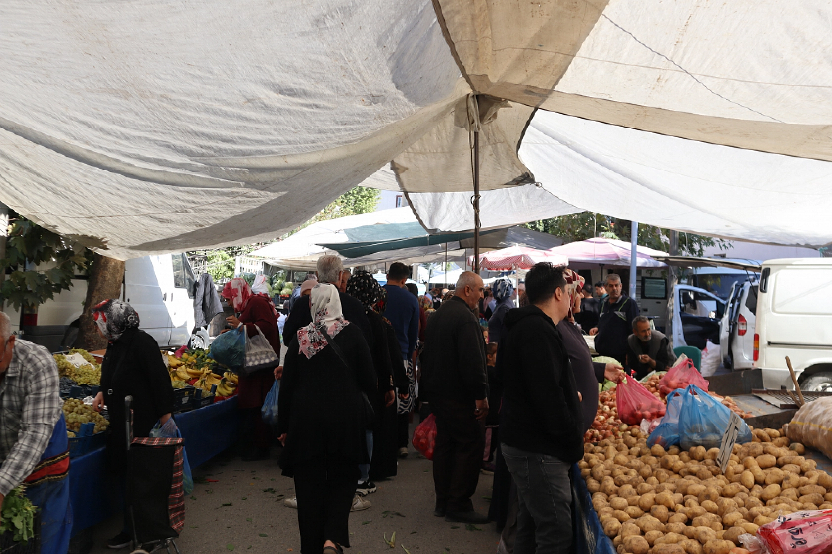 Malatyalılar uygun fiyat peşinde! Pazarda sebze fiyatları yüz güldürdü, meyve tezgâhları yine cep yaktı
