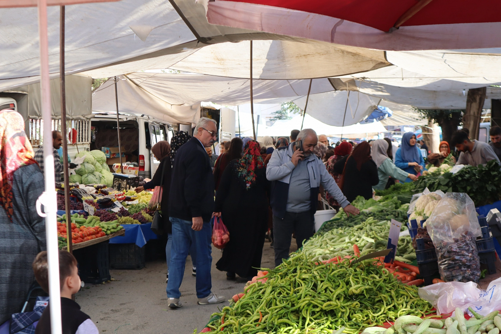 Malatyalılar uygun fiyat peşinde! Pazarda sebze fiyatları yüz güldürdü, meyve tezgâhları yine cep yaktı