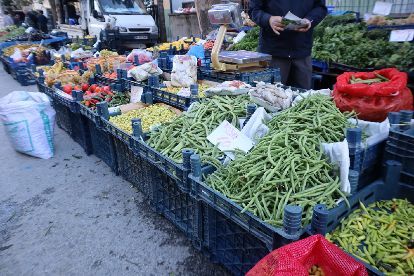 Malatyalılar uygun fiyat peşinde! Pazarda meyve fiyatları cep yakmaya devam ediyor