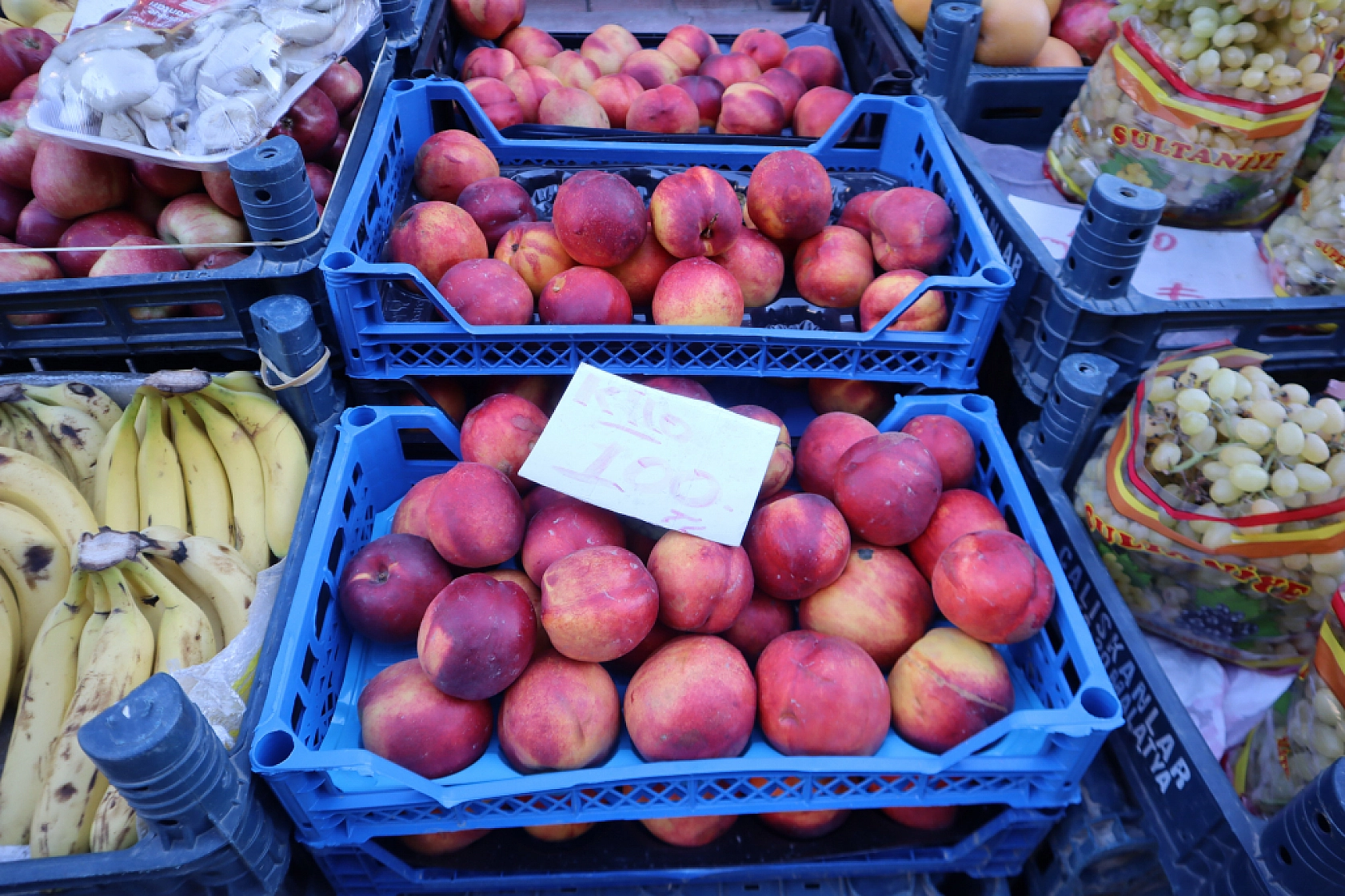 Malatyalılar uygun fiyat peşinde! Pazarda meyve fiyatları cep yakmaya devam ediyor