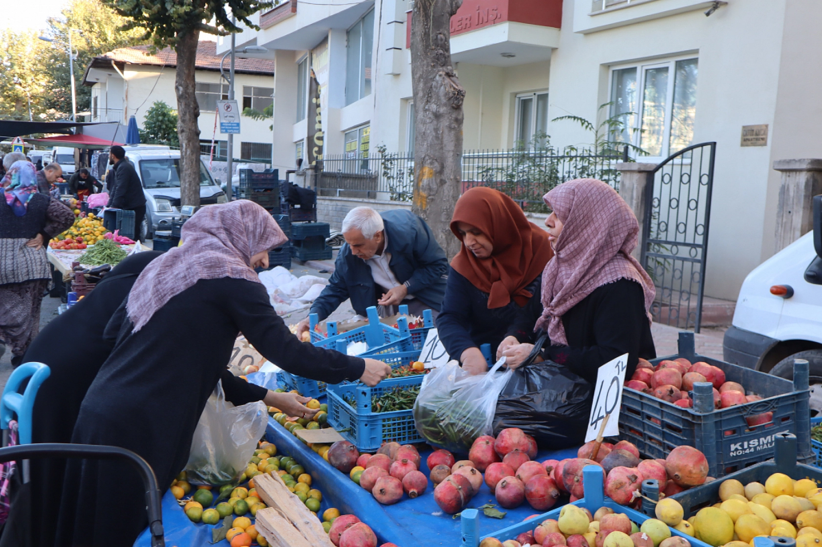 Malatyalılar uygun fiyat peşinde! Pazarda meyve fiyatları cep yakmaya devam ediyor