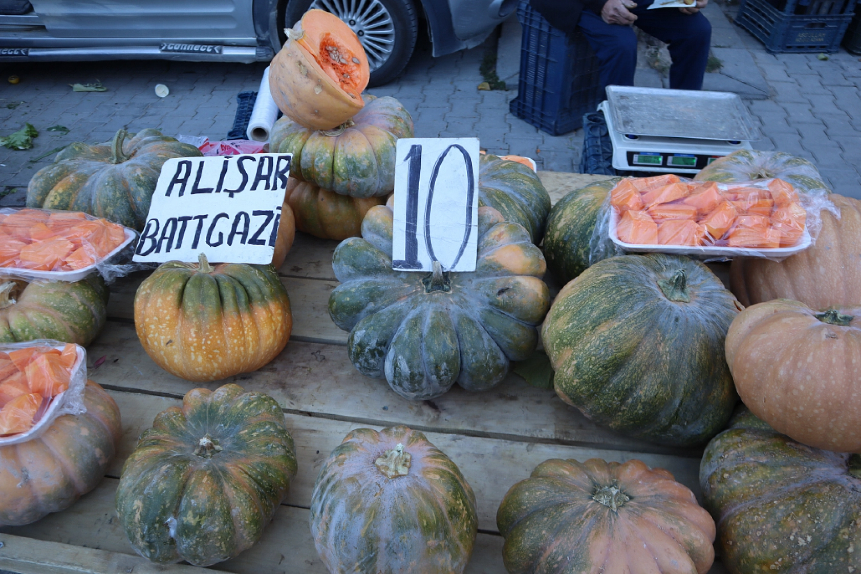 Malatyalılar uygun fiyat peşinde! Pazarda meyve fiyatları cep yakmaya devam ediyor