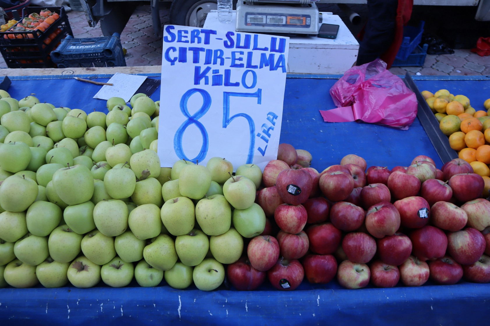 Malatyalılar uygun fiyat peşinde! Pazarda meyve fiyatları cep yakmaya devam ediyor