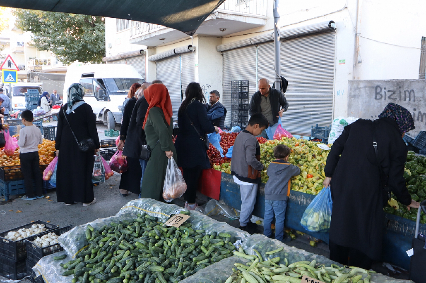 Malatyalılar uygun fiyat peşinde! Pazarda meyve fiyatları cep yakmaya devam ediyor
