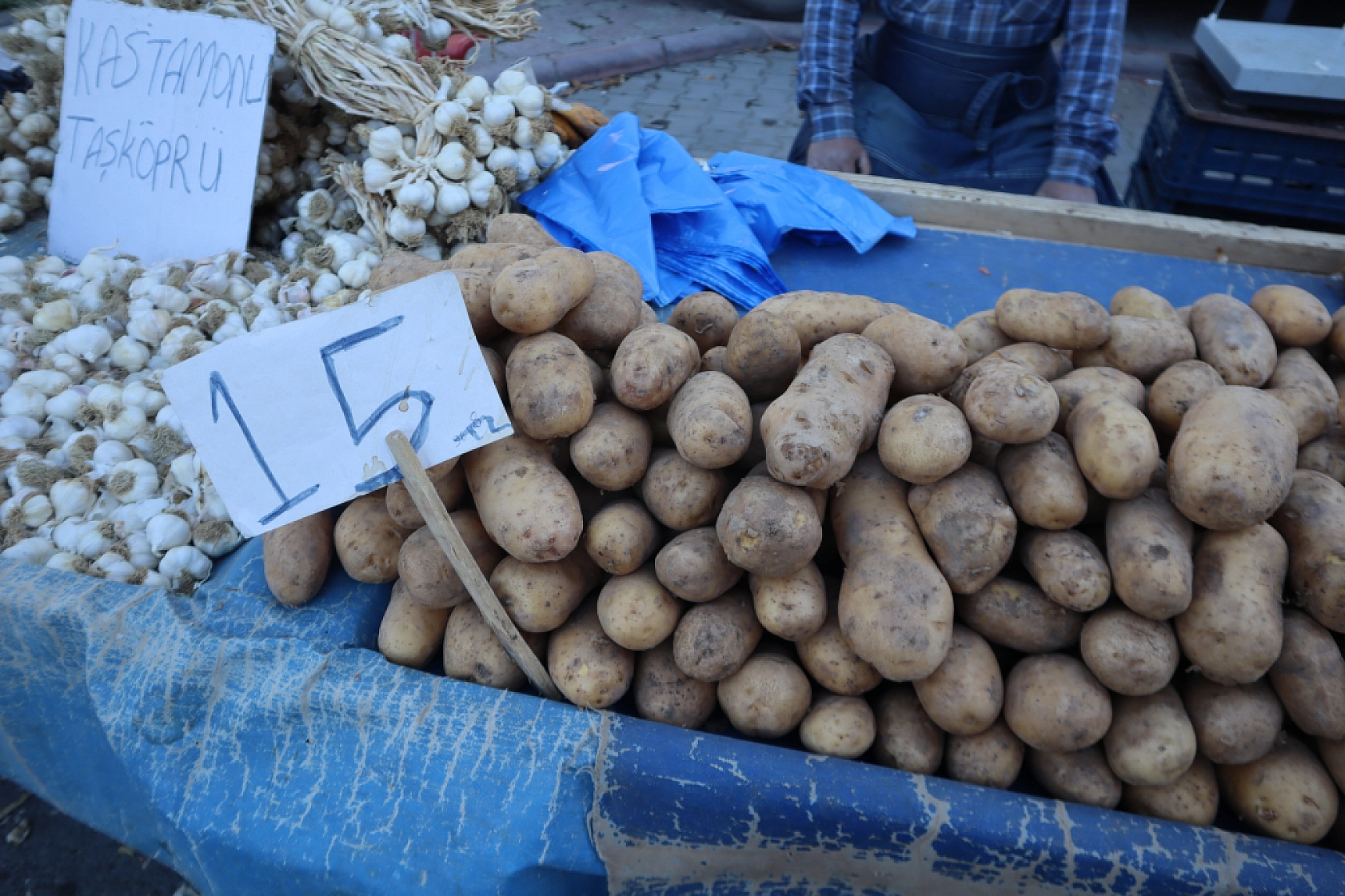 Malatyalılar uygun fiyat peşinde! Pazarda meyve fiyatları cep yakmaya devam ediyor