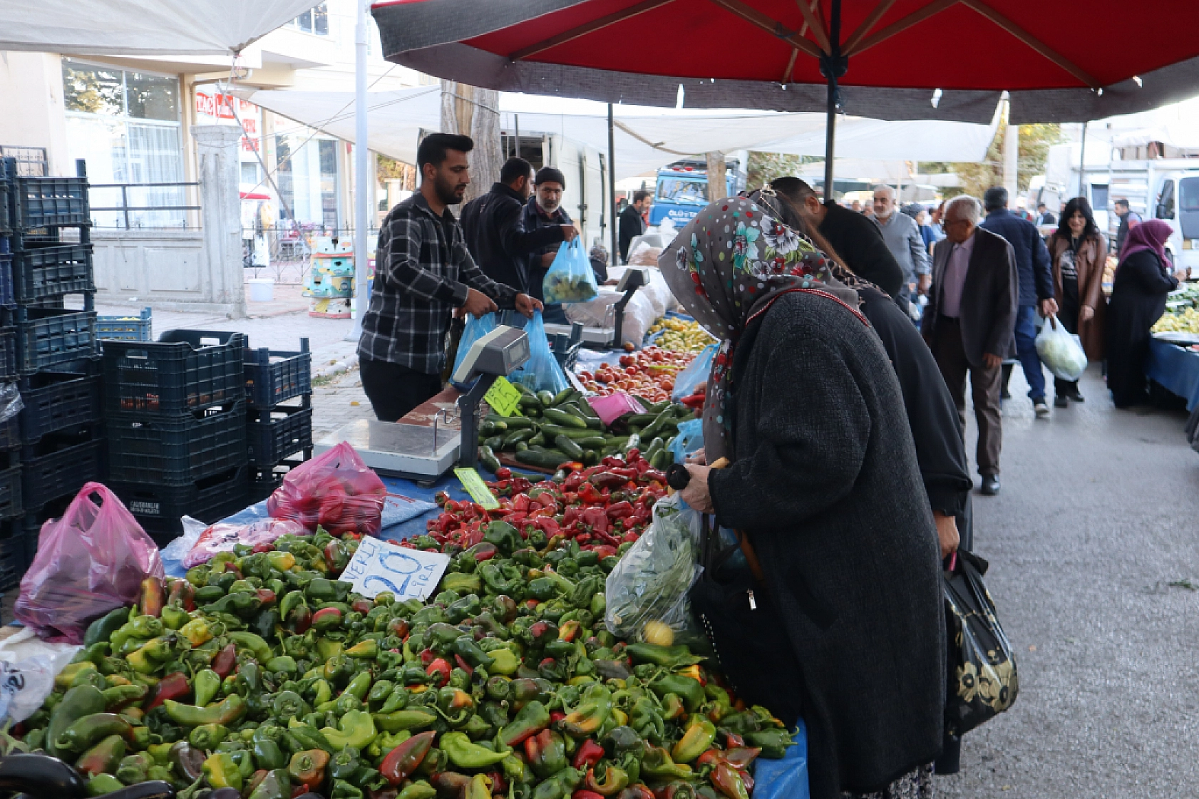 Malatyalılar uygun fiyat peşinde! Pazarda meyve fiyatları cep yakmaya devam ediyor