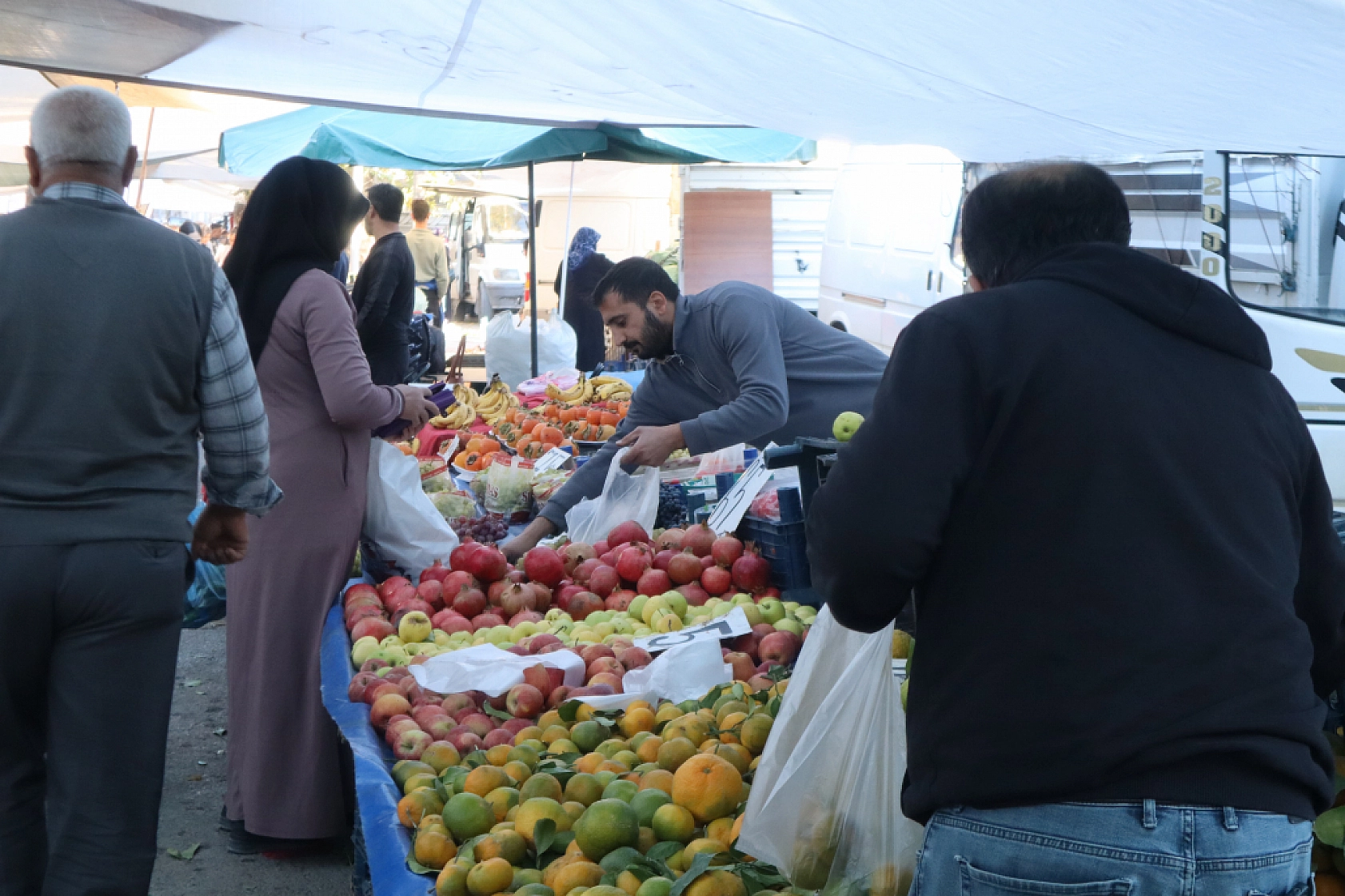 Malatyalılar uygun fiyat peşinde! Pazarda meyve fiyatları cep yakmaya devam ediyor