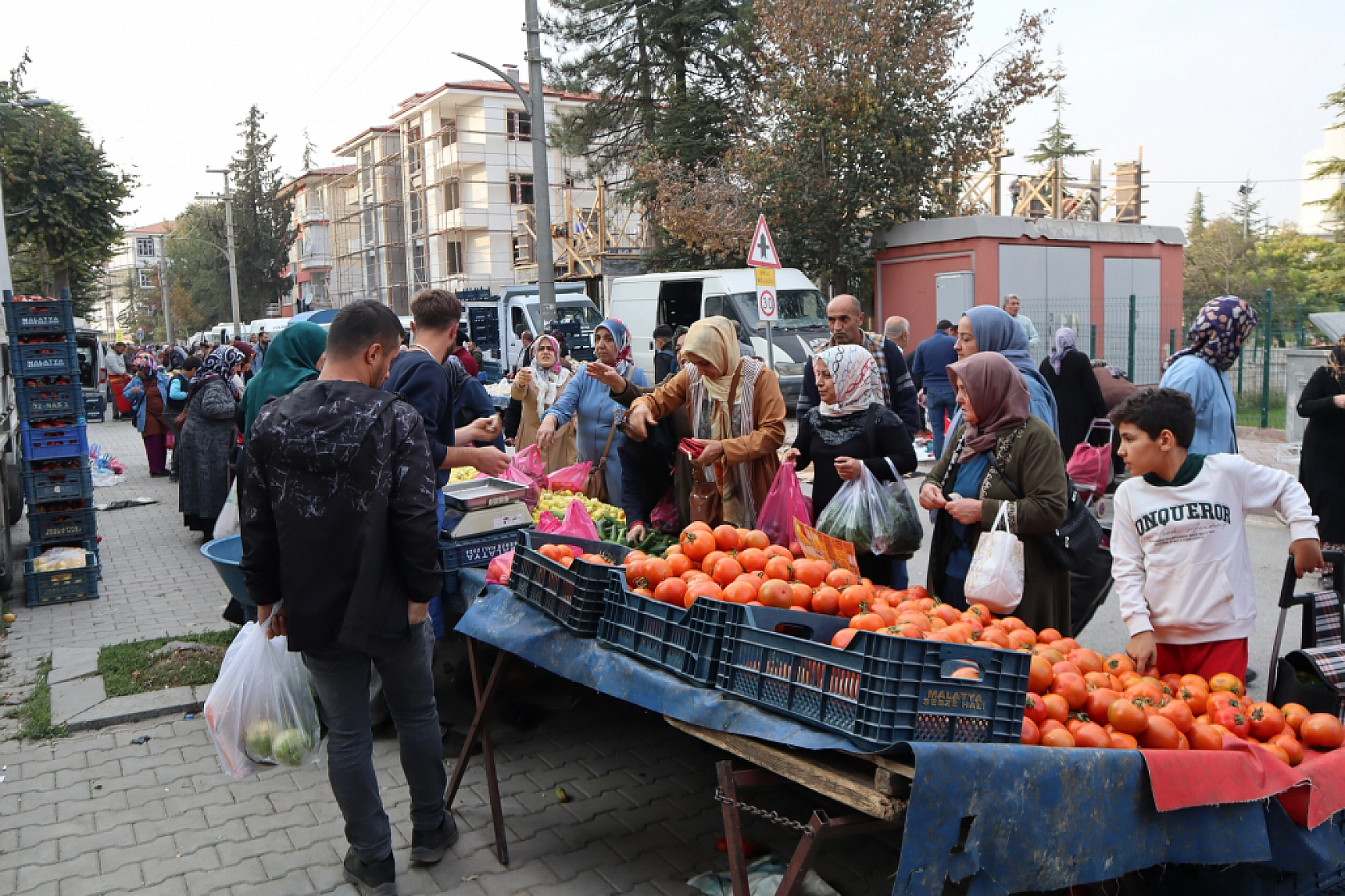 Malatya perşembe pazarında sebze meyve fiyatları....