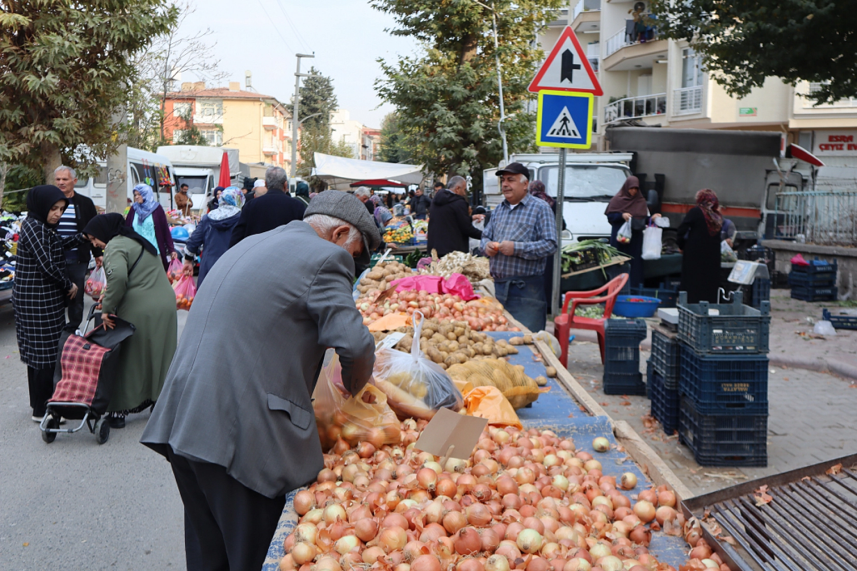 Malatya perşembe pazarında sebze meyve fiyatları....