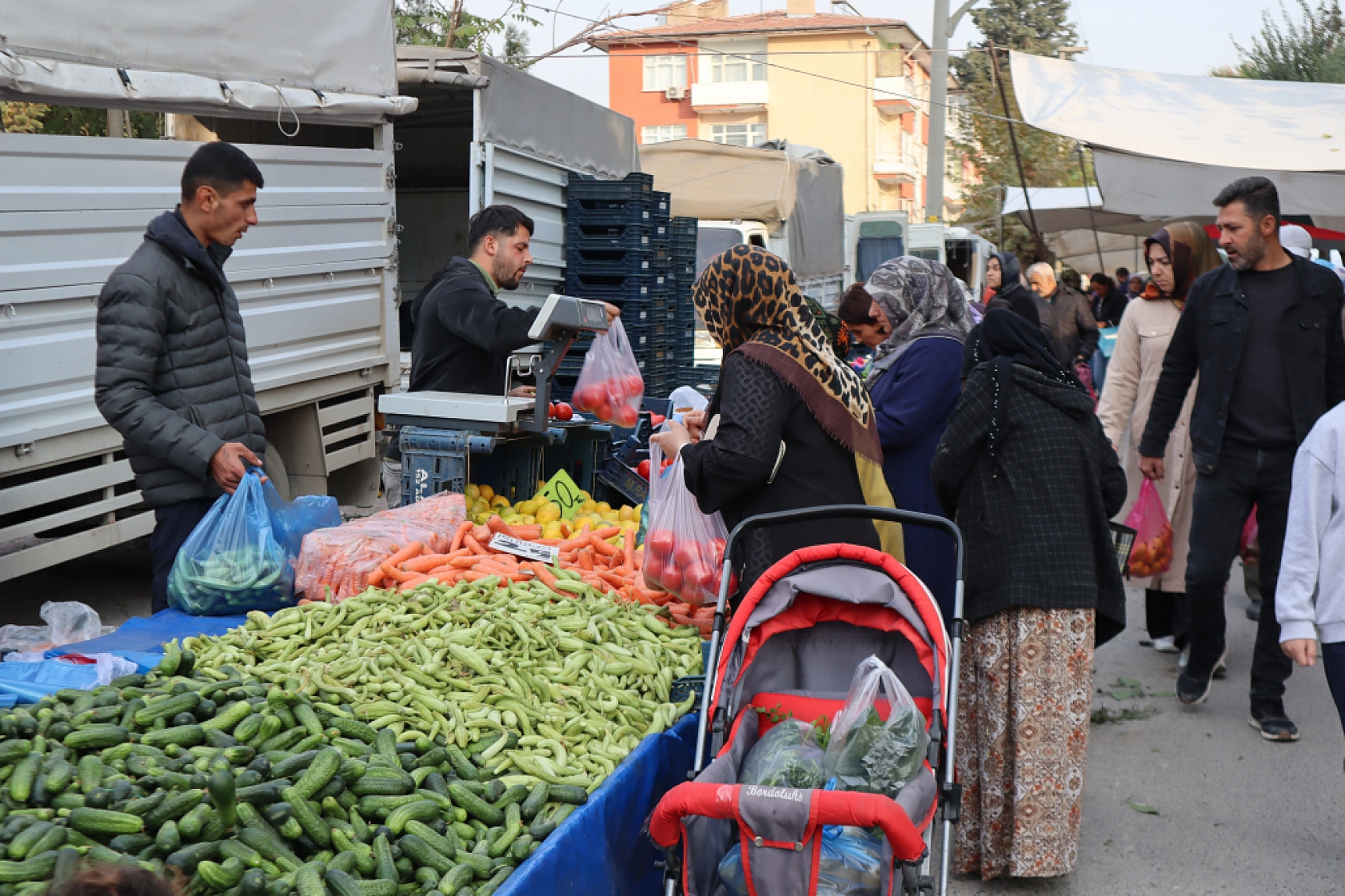 Malatya perşembe pazarında sebze meyve fiyatları....