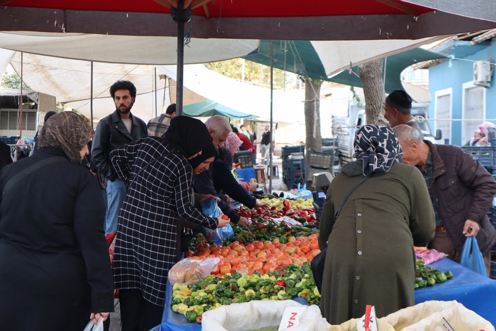 Malatya perşembe pazarında sebze meyve fiyatları....