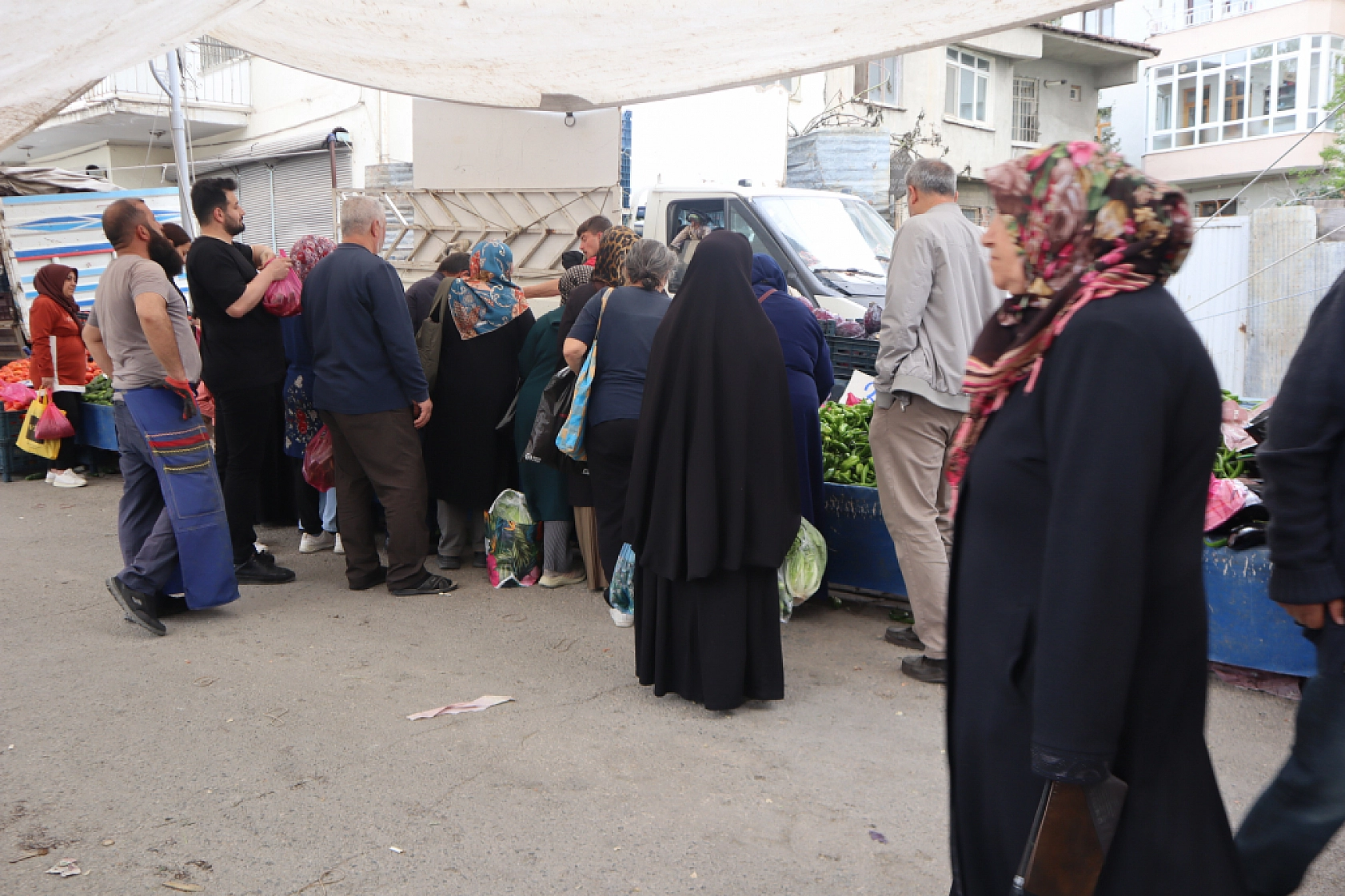Pazarda Bahar Coşkusu: Renk Geldi, Fiyatlar Geriledi
