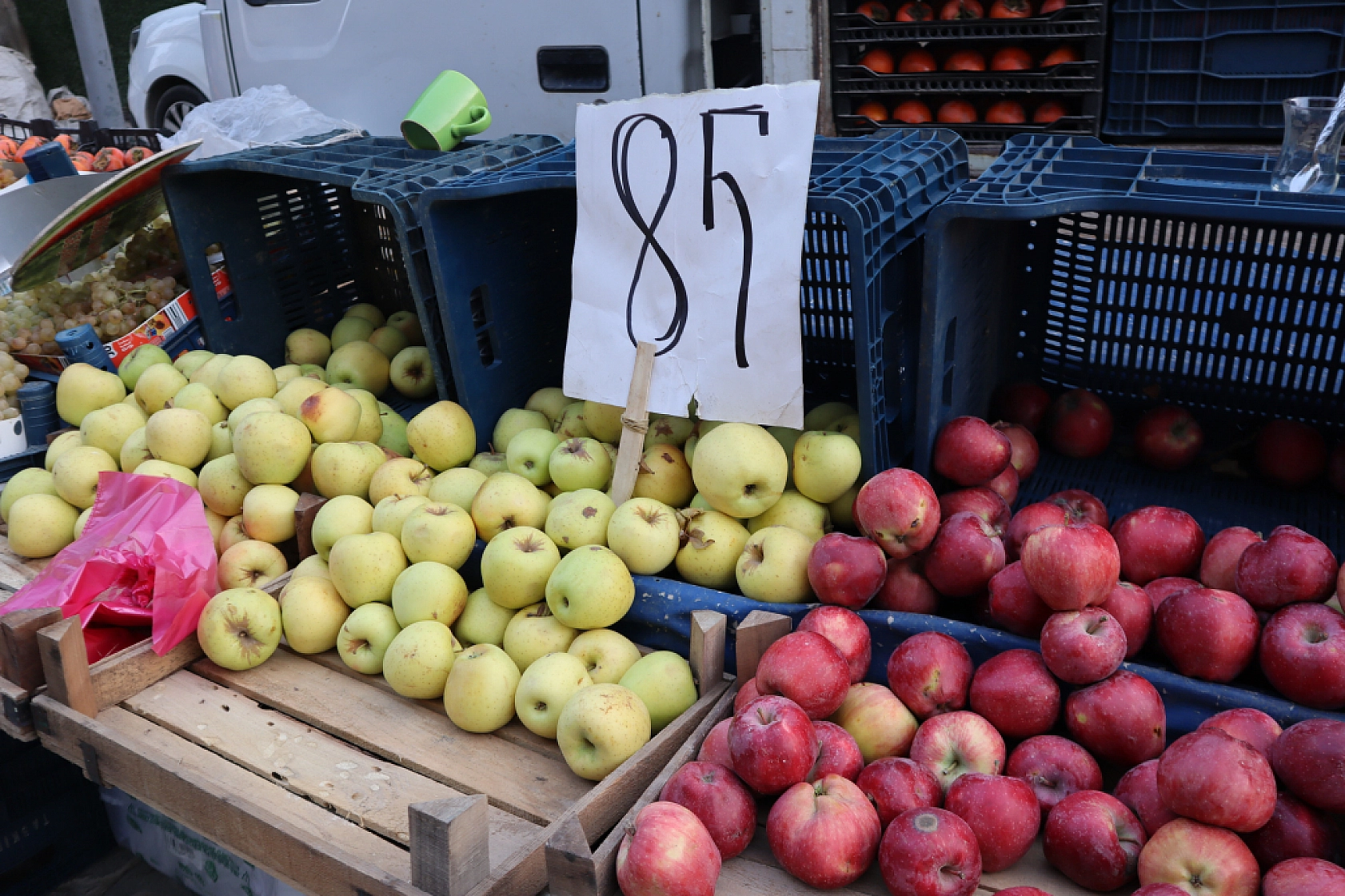 Malatya'da perşembe pazarında sebze fiyatları yüz güldürdü, meyve tezgâhları yine cep yaktı