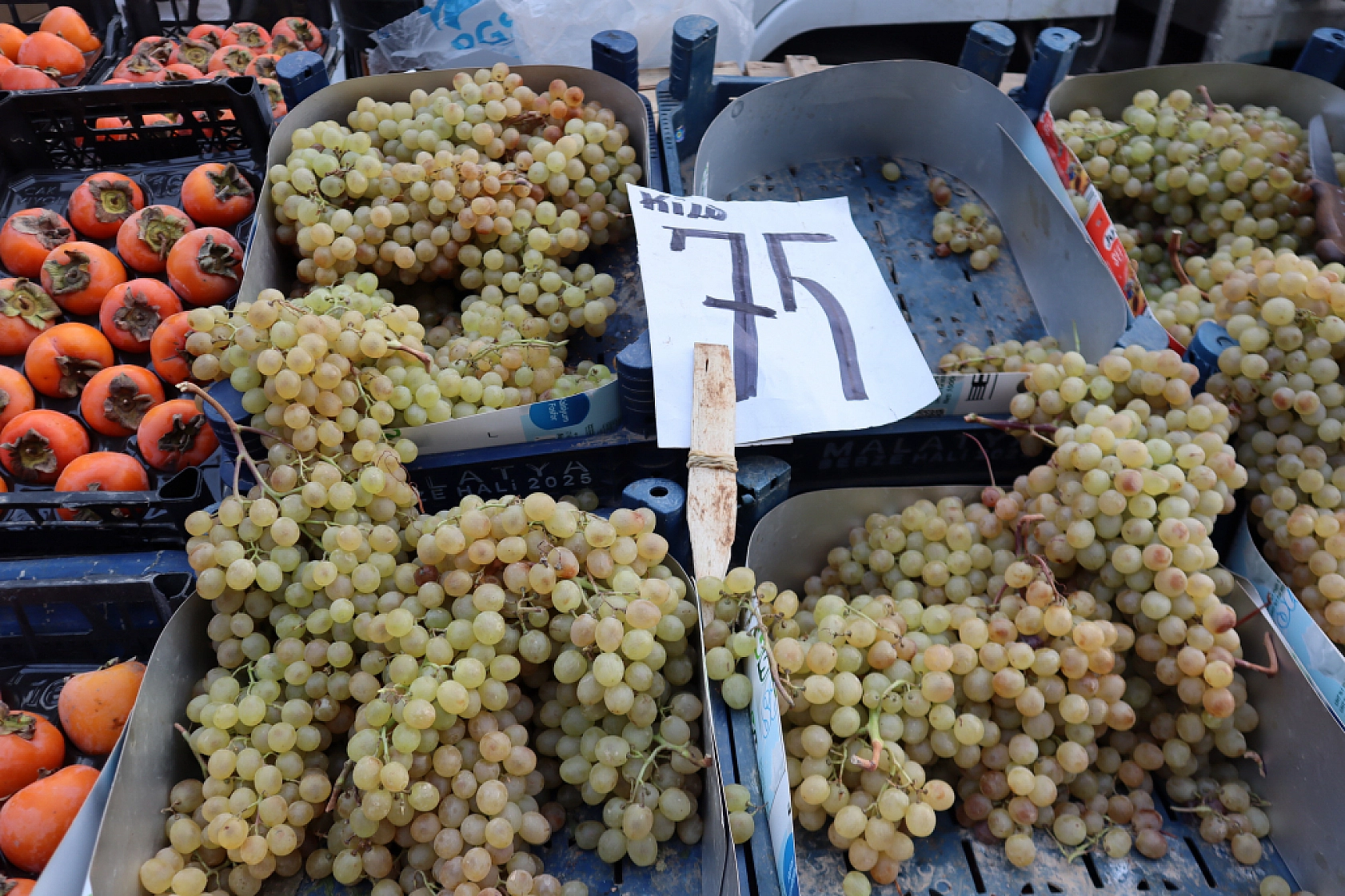 Malatya'da perşembe pazarında sebze fiyatları yüz güldürdü, meyve tezgâhları yine cep yaktı