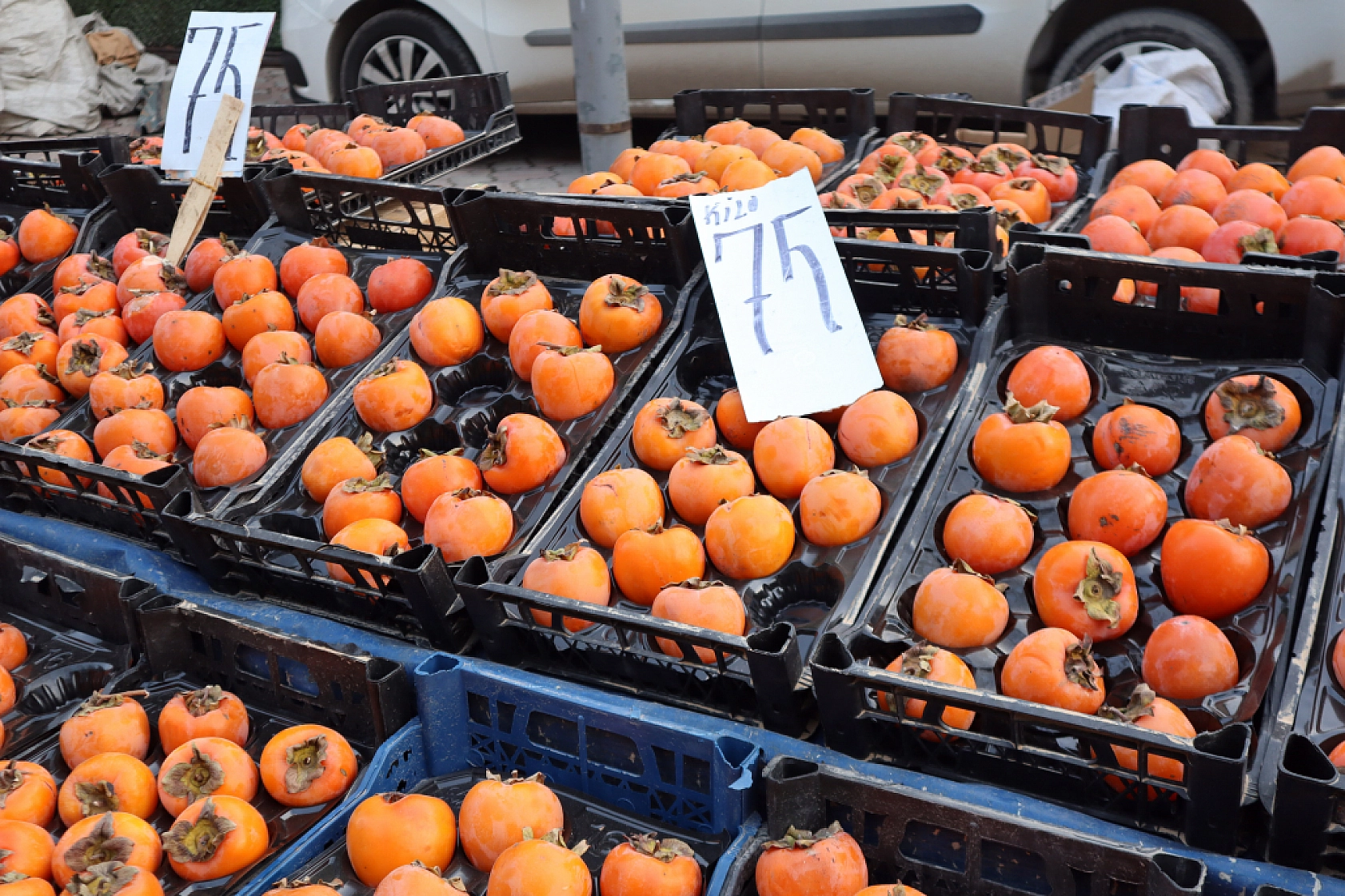 Malatya'da perşembe pazarında sebze fiyatları yüz güldürdü, meyve tezgâhları yine cep yaktı