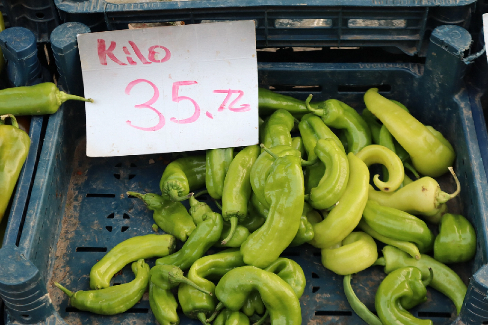Malatya'da perşembe pazarında sebze fiyatları yüz güldürdü, meyve tezgâhları yine cep yaktı