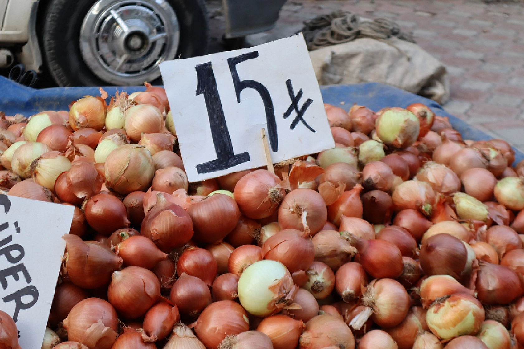 Malatya'da perşembe pazarında sebze fiyatları yüz güldürdü, meyve tezgâhları yine cep yaktı