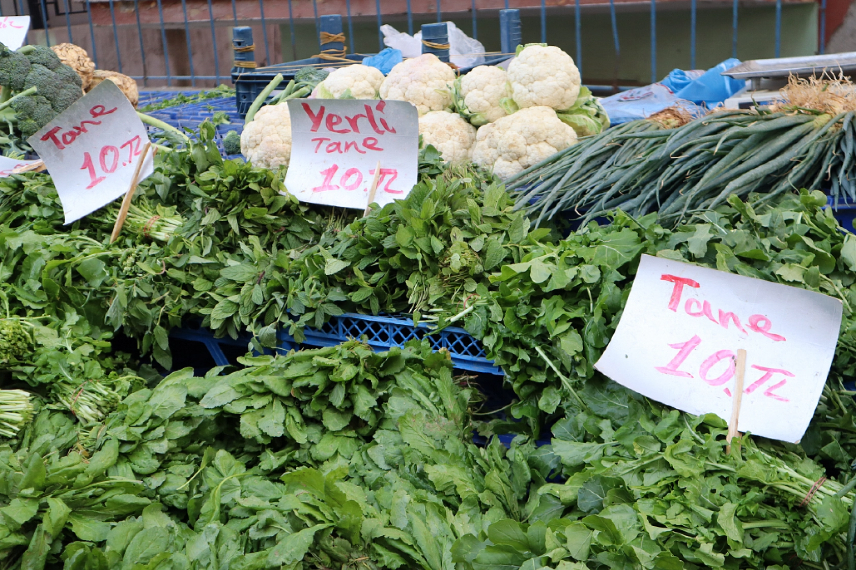 Malatya'da perşembe pazarında sebze fiyatları yüz güldürdü, meyve tezgâhları yine cep yaktı