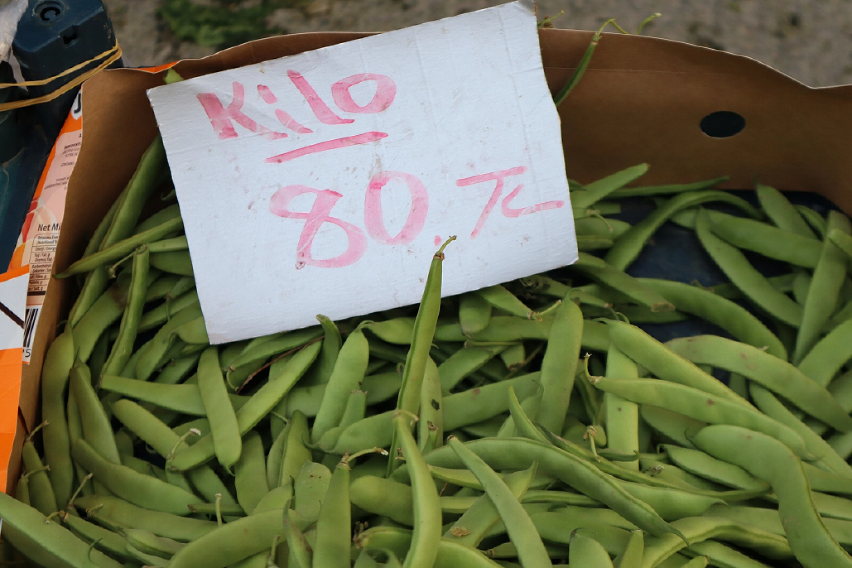 Malatya'da perşembe pazarında sebze fiyatları yüz güldürdü, meyve tezgâhları yine cep yaktı