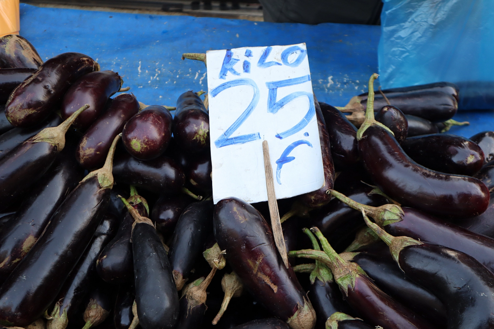 Malatya'da perşembe pazarında sebze fiyatları yüz güldürdü, meyve tezgâhları yine cep yaktı