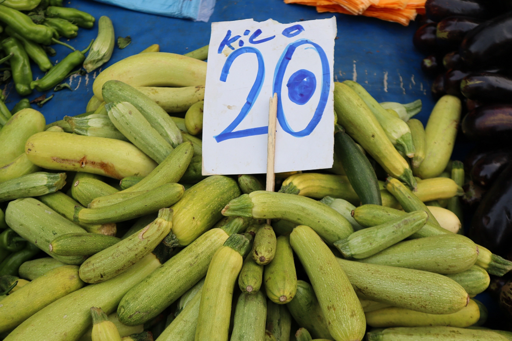 Malatya'da perşembe pazarında sebze fiyatları yüz güldürdü, meyve tezgâhları yine cep yaktı