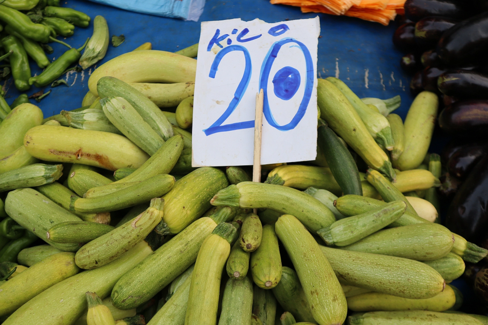 Malatya'da perşembe pazarında sebze fiyatları yüz güldürdü, meyve tezgâhları yine cep yaktı