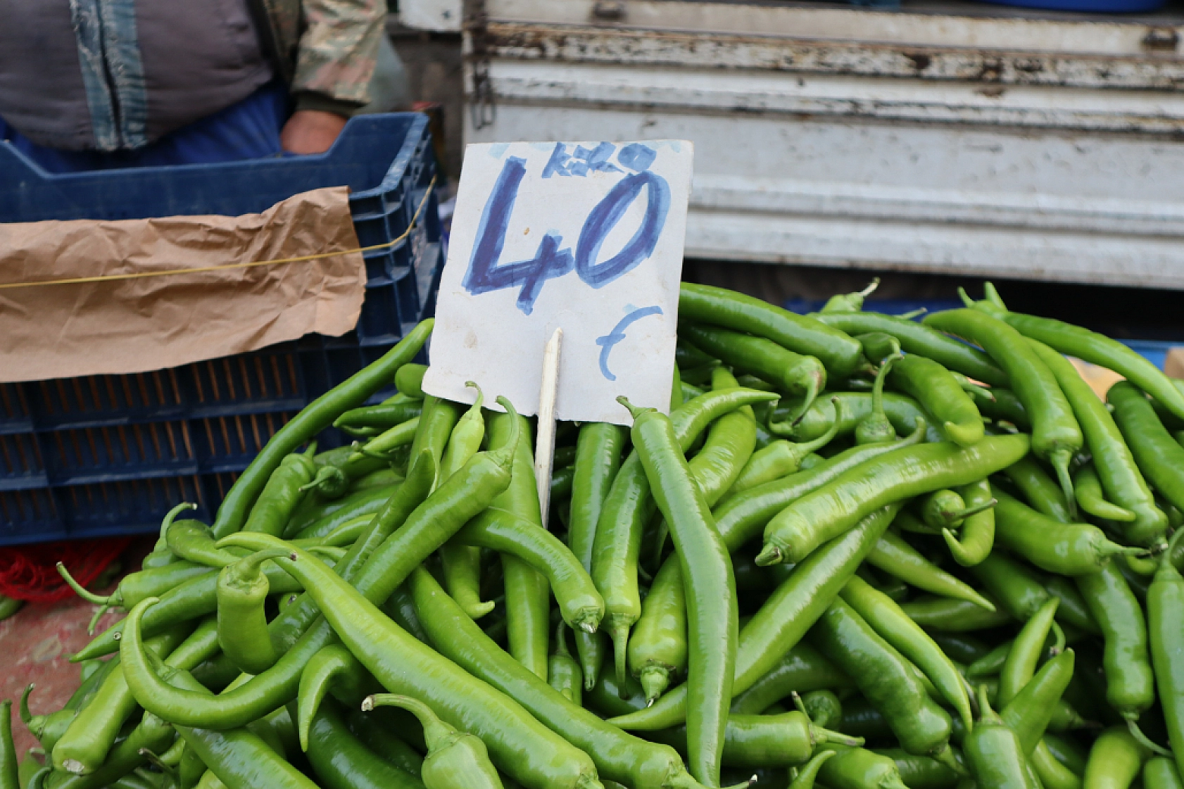 Malatya'da perşembe pazarında sebze fiyatları yüz güldürdü, meyve tezgâhları yine cep yaktı