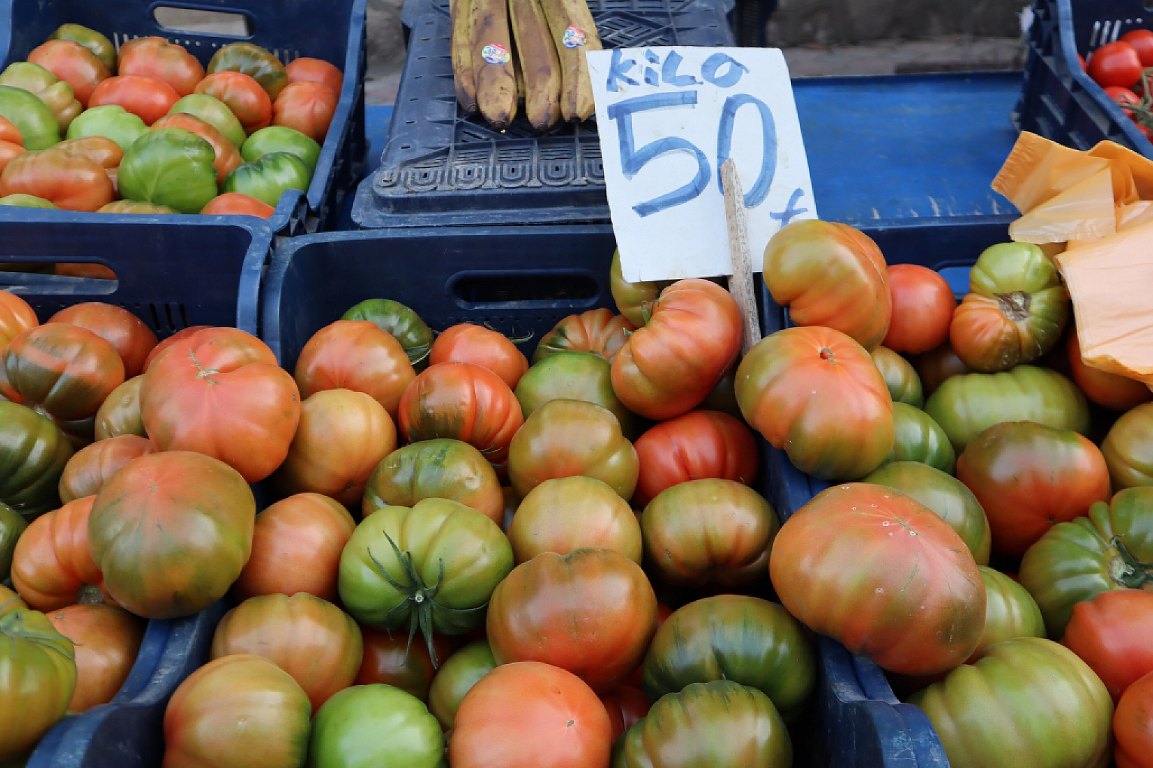 Malatya'da perşembe pazarında sebze fiyatları yüz güldürdü, meyve tezgâhları yine cep yaktı